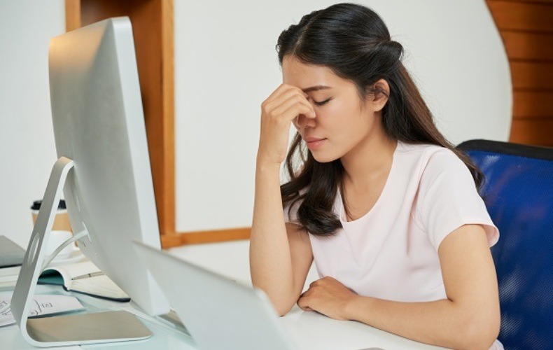 Thói quen làm việc gần trong thời gian dài là nguyên nhân làm dài trục nhãn cầu trong cận thị