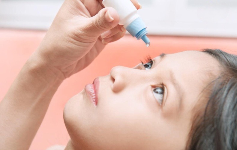 Nghiên phương pháp Atropine liều thấp (0,01%) giúp làm chậm tốc độ dài ra của trục nhãn cầu