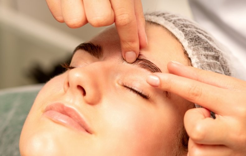 Massage nhẹ nhàng quanh vùng mắt trong 1 phút rất tốt cho người loạn thị