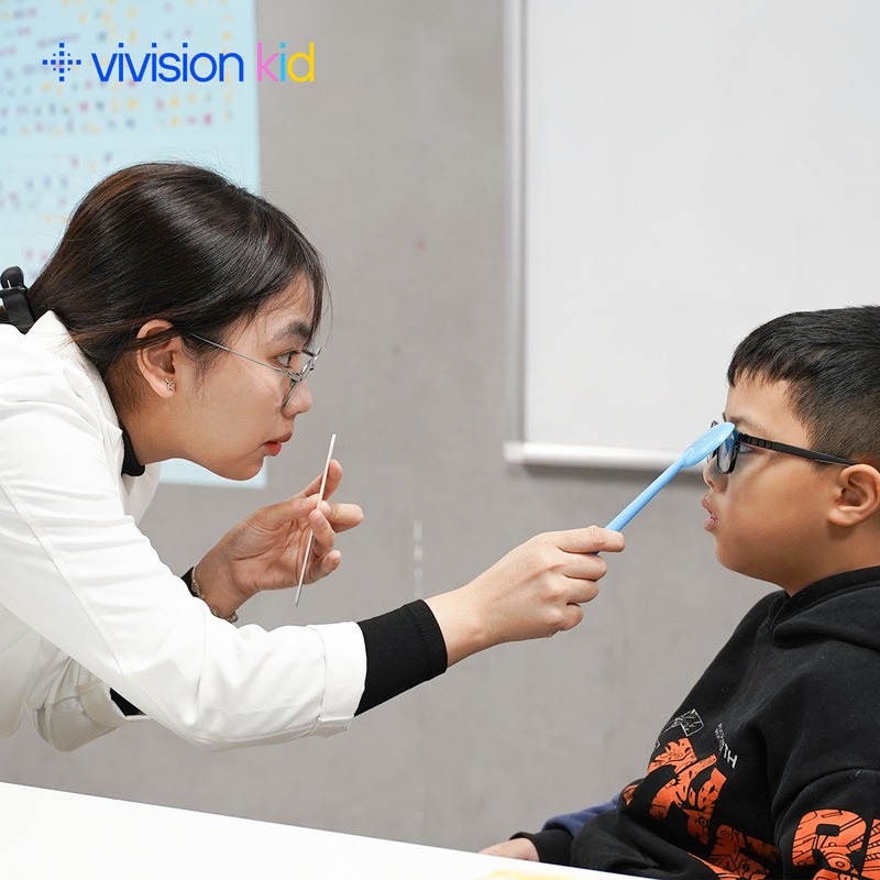 Việc khám mắt thường xuyên là bước quan trọng trong việc kiểm soát loạn thị