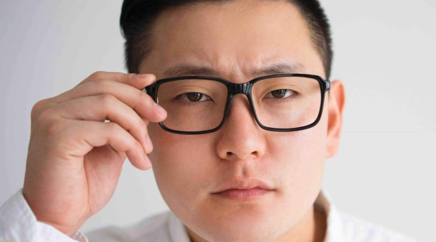 Đeo kính mắt là một trong những phương pháp phổ biến và hiệu quả nhất để điều chỉnh loạn thị.
