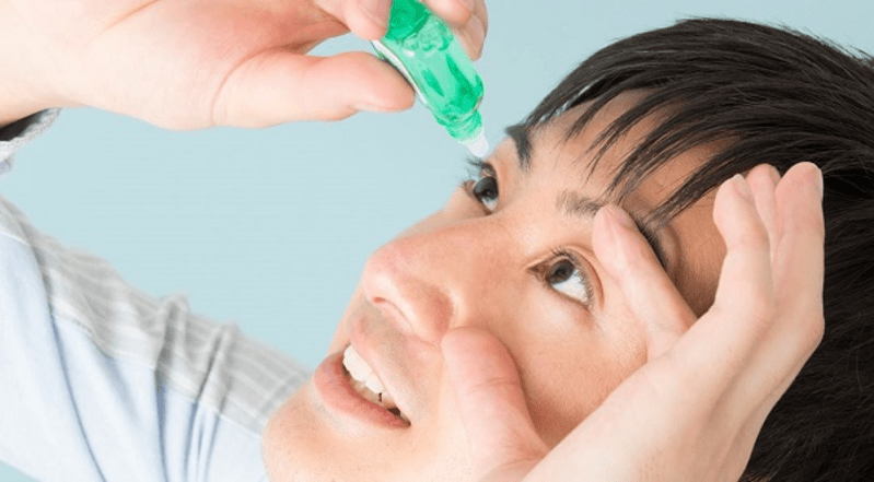 Sử dụng thuốc nhỏ mắt khi bị loạn thị
