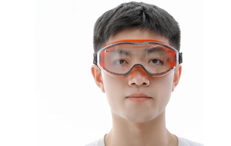 Đeo kính bảo hộ khi cần để tránh nước văng vào mắt