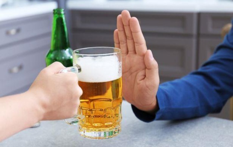 Mổ cận thị kiêng ăn gì? Kiêng rượu bia và ăn uống các chất kích thích