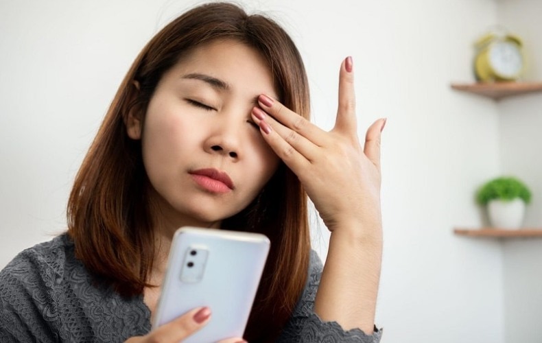 Hạn chế chạm tay vào mắt và tránh tác động mạnh sau khi mổ mắt cận thị
