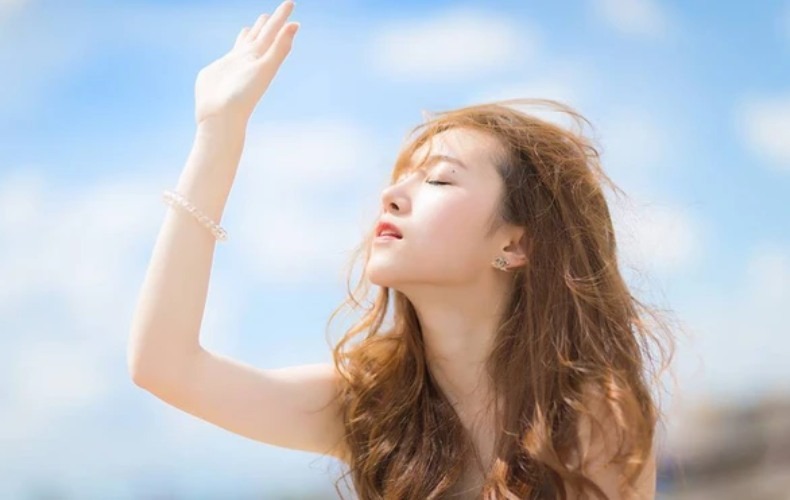 Tránh tiếp xúc trực tiếp với ánh sáng mạnh trong tuần đầu tiên sau phẫu thuật