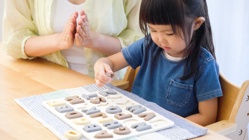 Trẻ nhược thị chơi ghép hình