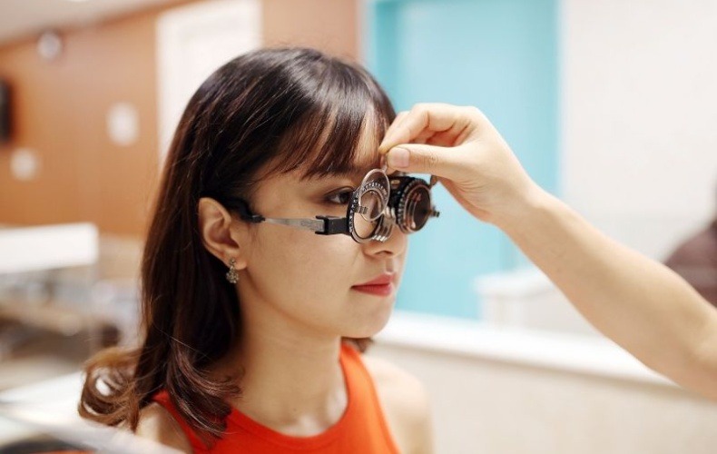 Thăm khám giai đoạn tiền mổ cận