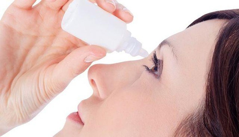 Sử dụng thuốc nhỏ mắt atropin