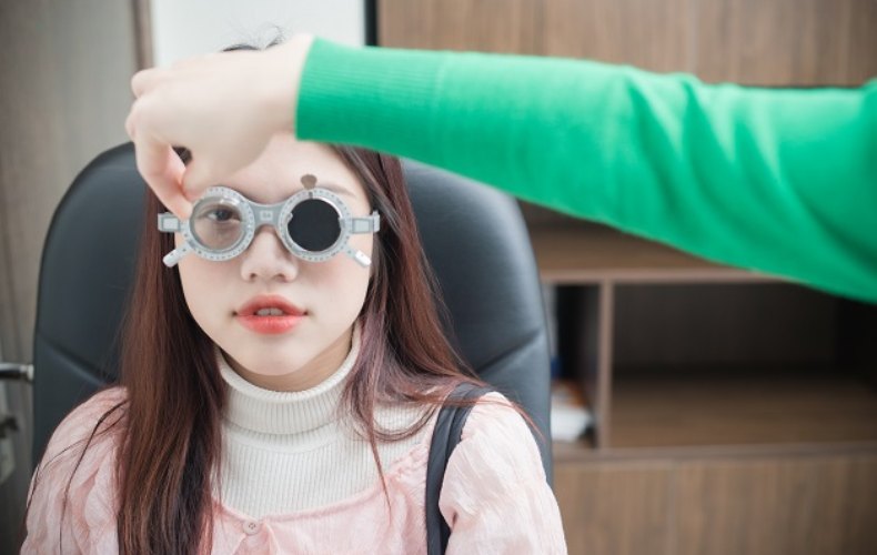 Sử dụng kính mắt xử lý tồn dư độ viễn sau phẫu thuật