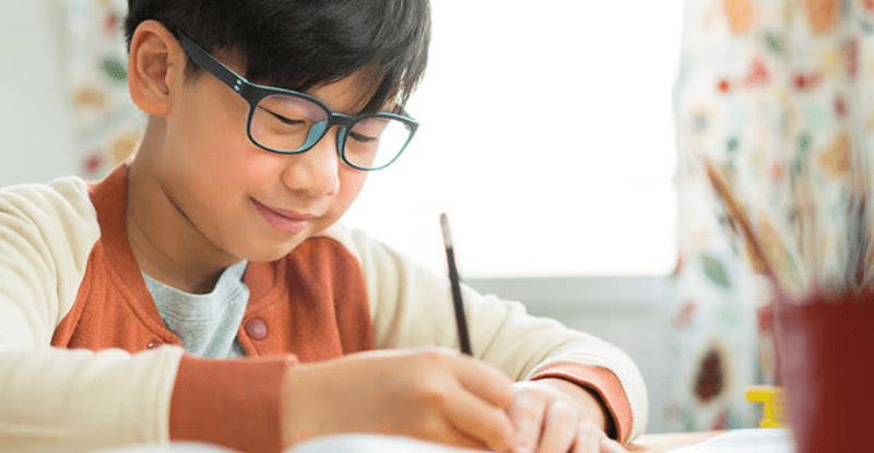 Nên chọn kính dày hay mỏng cho trẻ