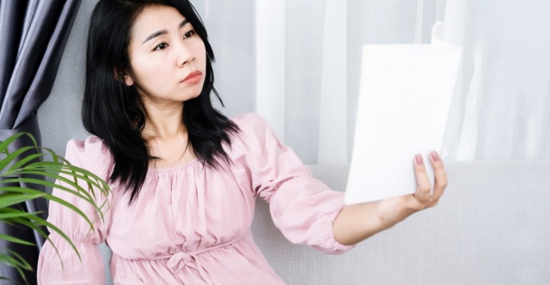 Người mắc viễn thị 4 độ có thể phải căng mắt để nhìn rõ các vật ở gần