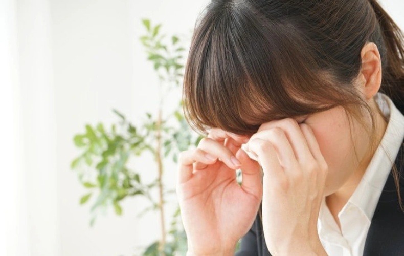 Mắt bị viễn thị 7 độ gây khó khăn trong việc nhìn gần và mỏi mắt