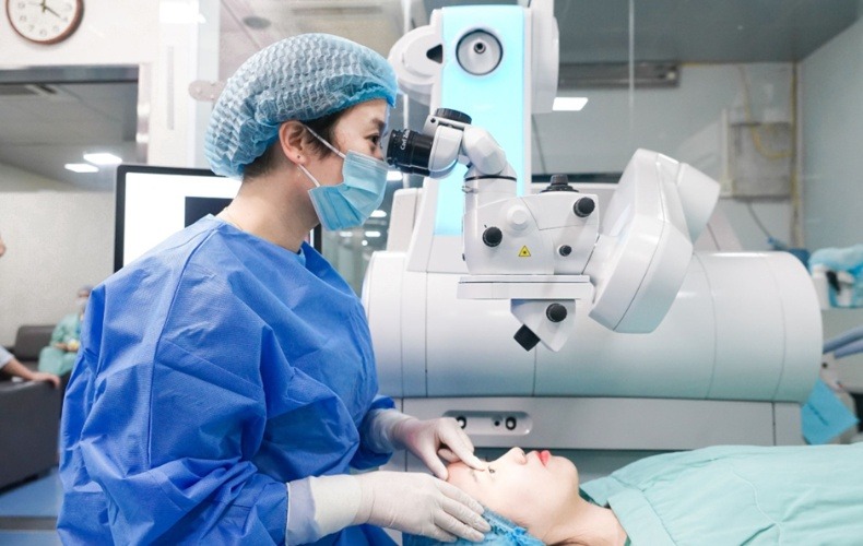 Phẫu thuật khúc xạ điều trị viễn thị 7 độ