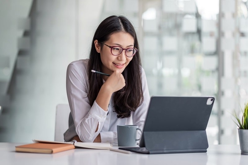 Làm việc sau khi mổ mắt cận liệu có khả thi?