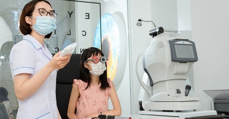 Khám mắt định kỳ và theo dõi kỹ lưỡng để phát hiện sớm các dấu hiệu bong võng mạc