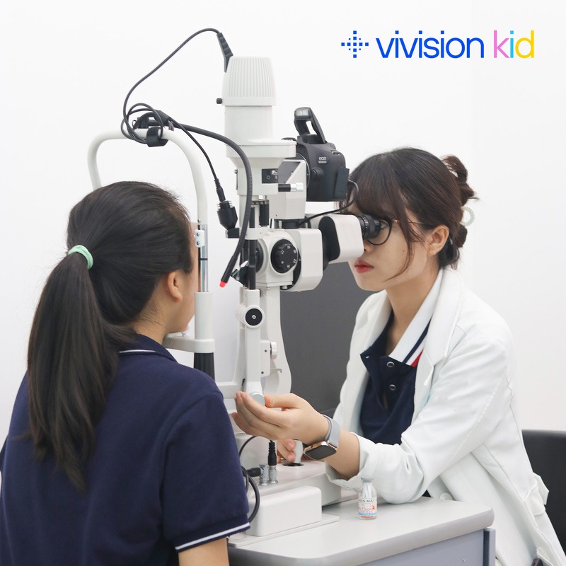 Bác sĩ khám mắt trước khi mổ mắt LASEK